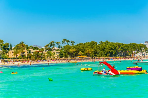 Urlaubsorte Strand Von Alcudia Auf Mallorca Spanien — Stockfoto