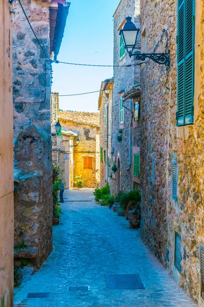 Veduta Una Strada Stretta Nella Città Spagnola Valldemossa Maiorca — Foto Stock