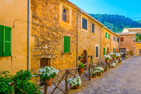 Uitzicht Een Smalle Straat Spaanse Stad Valldemossa Mallorc — Stockfoto