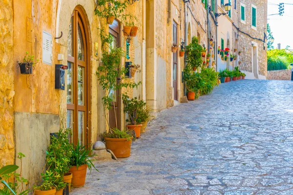 Valldemossa Mallorc, İspanyol kasabasında dar bir sokak görünümü