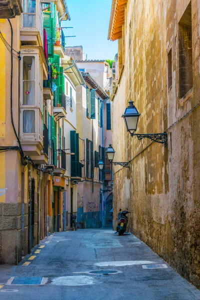 Vista Uma Rua Estreita Centro Histórico Palma Maiorca Spai — Fotografia de Stock