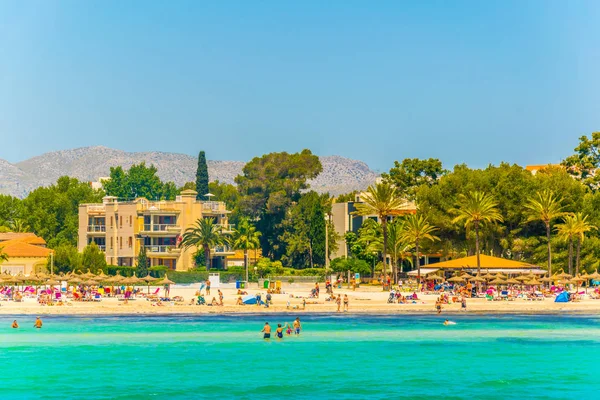 Urlaubsorte Strand Von Alcudia Auf Mallorca Spanien — Stockfoto