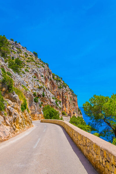 Прибрежная дорога, извивающаяся через Майорку, Шпай
