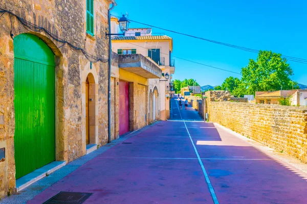 Vista Una Calle Estrecha Casco Antiguo Alcudia Mallorca Spai — Foto de Stock