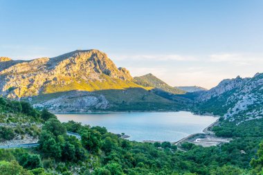 Mallorca, Spai 'deki Serra Tramuntana dağlarında büyükelçi de Cuber su deposu.