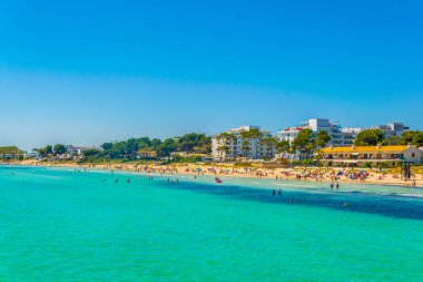 Tatil yerleri & Mallorca, Spai kumsalda Alcudia yanında gergin