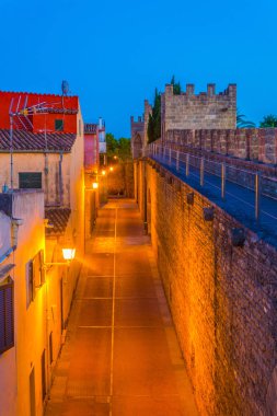 Eski kasaba Alcudia, Mallorca, Spai dar bir sokakta, gün batımı görünümü