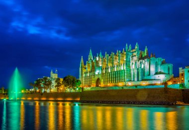 Catedral de Mallorca, Spai gece görünümü