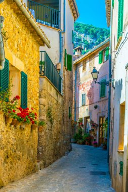 Valldemossa Mallorc, İspanyol kasabasında dar bir sokak görünümü