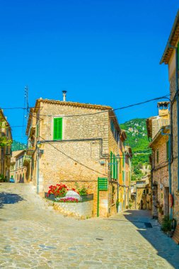 Valldemossa Mallorc, İspanyol kasabasında dar bir sokak görünümü