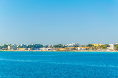Tatil yerleri & Mallorca, Spai kumsalda Alcudia yanında gergin