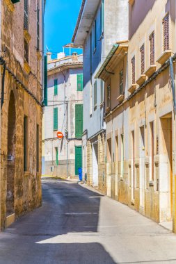 Eski Şehir Pollenca, Mallorca, Spai dar bir sokakta görünümünü
