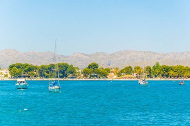 Tatil yerleri & Mallorca, Spai kumsalda Alcudia yanında gergin