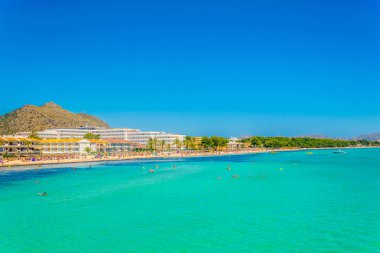 Tatil yerleri & Mallorca, Spai kumsalda Alcudia yanında gergin