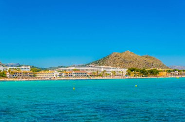 Tatil yerleri & Mallorca, Spai kumsalda Alcudia yanında gergin