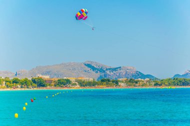 Tatil yerleri & Mallorca, Spai kumsalda Alcudia yanında gergin