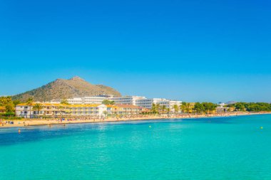 Tatil yerleri & Mallorca, Spai kumsalda Alcudia yanında gergin