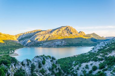 Mallorca, Spai 'deki Serra Tramuntana dağlarında büyükelçi de Cuber su deposu.