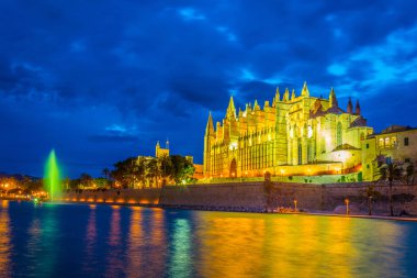 Catedral de Mallorca, Spai gece görünümü