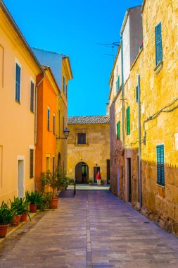 Eski kasaba Alcudia, Mallorca, Spai dar bir sokakta görünümünü