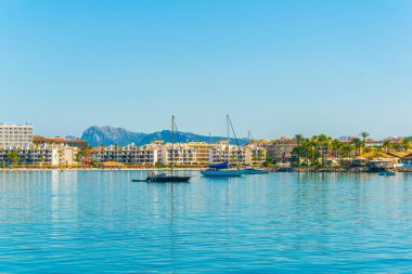 Tatil yerleri & Mallorca, Spai kumsalda Alcudia yanında gergin