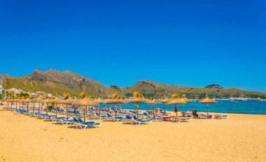 Port de Pollenca Mallorca, Spai adlı bir kumsalda görünümünü
