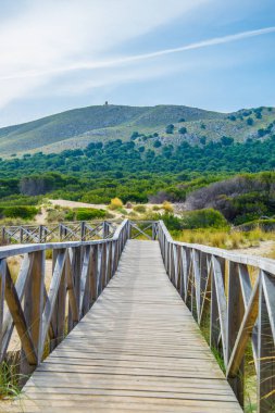 Cala Mesquida, Mallorca, Spai, kum tepeleri üzerinde ahşap köprü