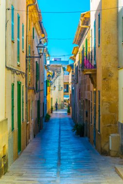 Eski kasaba Alcudia, Mallorca, Spai dar bir sokakta görünümünü
