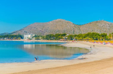 Tatil yerleri & Mallorca, Spai kumsalda Alcudia yanında gergin
