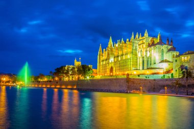 Catedral de Mallorca, Spai gece görünümü