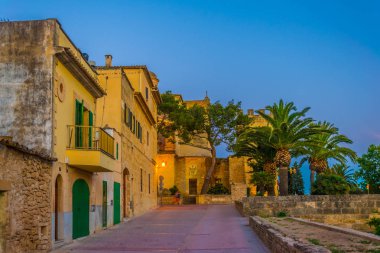 Eski kasaba Alcudia, Mallorca, Spai dar bir sokakta, gün batımı görünümü