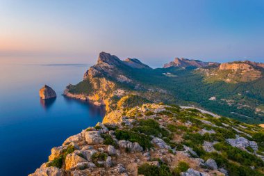 Es Colomer adası Mallorca, Spai 'deki kaptan formenünün yanında.