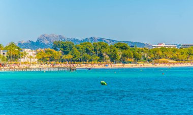 Tatil yerleri & Mallorca, Spai kumsalda Alcudia yanında gergin