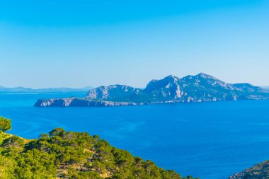 Mallorca, Spai, Cap Formentor ve Victoria Yarımadası çevrili Pollenca Körfezi
