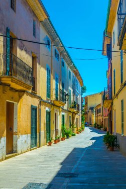Eski kasaba Alcudia, Mallorca, Spai dar bir sokakta görünümünü