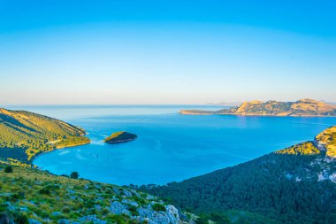 Mallorca, Spai, Cap Formentor ve Victoria Yarımadası çevrili Pollenca Körfezi
