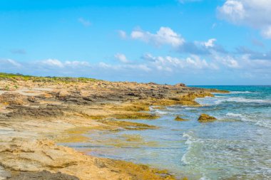 Düzensiz sahil Mallorca Cap de Ses Saline adlı
