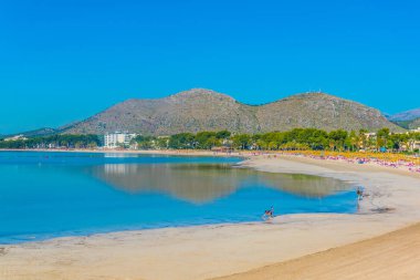 Tatil yerleri & Mallorca, Spai kumsalda Alcudia yanında gergin