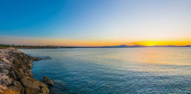 Mallorca, Spai koyunda Alcudia üzerinde gün batımı görünümü