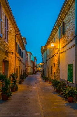 Eski kasaba Alcudia, Mallorca, Spai dar bir sokakta, gün batımı görünümü