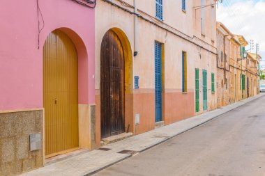 Ses Salines, Mallorca, Spai dar bir sokakta görünümünü
