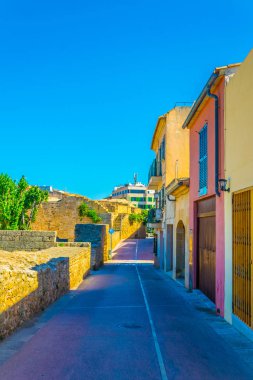 Eski kasaba Alcudia, Mallorca, Spai dar bir sokakta görünümünü