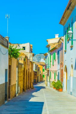 Eski kasaba Alcudia, Mallorca, Spai dar bir sokakta görünümünü