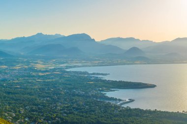 Pollenca ve Alcudia yuvası, Mallorca, Spai arasında yer alan Alcudia şehrin günbatımı havadan görünümü