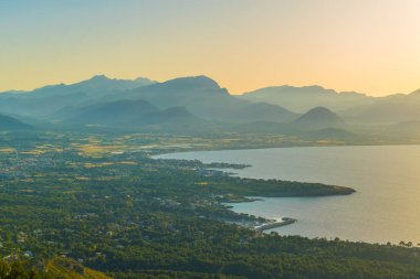 Pollenca ve Alcudia yuvası, Mallorca, Spai arasında yer alan Alcudia şehrin günbatımı havadan görünümü