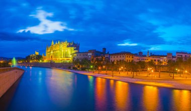 Catedral de Mallorca, Spai gece görünümü