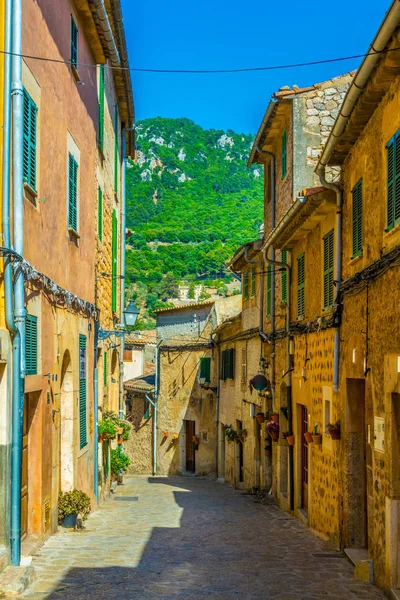 Valldemossa Mallorc, İspanyol kasabasında dar bir sokak görünümü