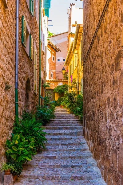 Uma Rua Estreita Aldeia Espanhola Fornalutx Mallorc — Fotografia de Stock