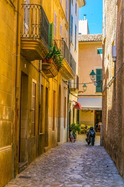 Vista Uma Rua Estreita Cidade Velha Pollenca Maiorca Spai — Fotografia de Stock