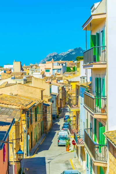 Eski kasaba Alcudia, Mallorca, Spai dar bir sokakta görünümünü